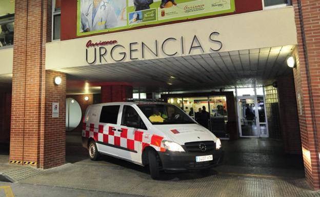 Dos heridos de 18 y 24 años al chocar contra una mediana en Murcia, junto a Ikea