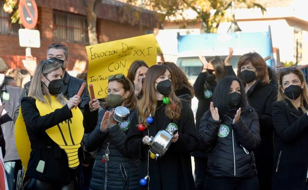Los profesores del colegio de Cobatillas se plantan por el «riesgo eléctrico» en el centro