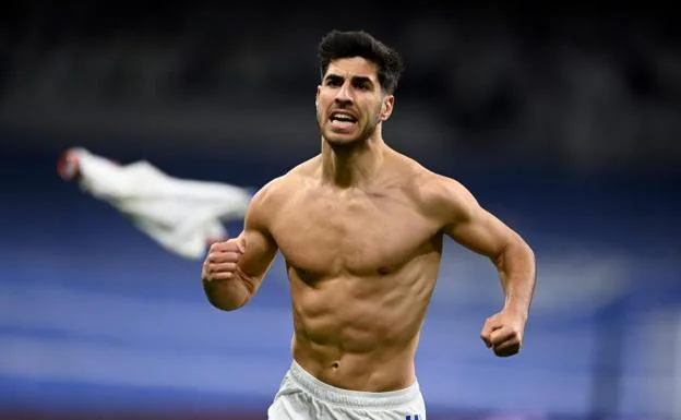 Marco Asensio celebrates his goal against Granada by taking off his shirt. 