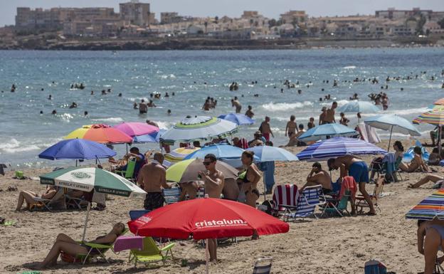 Multas de hasta 3.000 euros por hacer botellón en las playas de San Javier