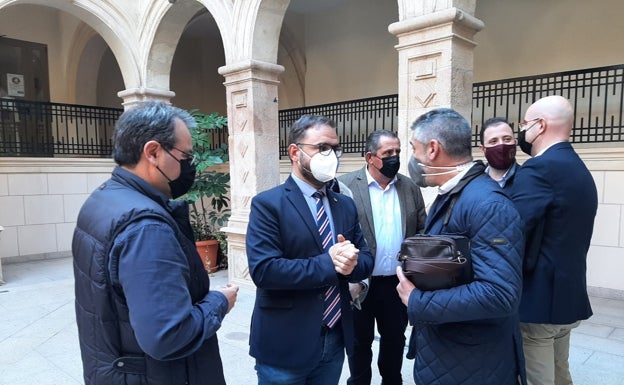 La moción que afecta a las granjas porcinas de Lorca se debatirá sin modificaciones en el Pleno