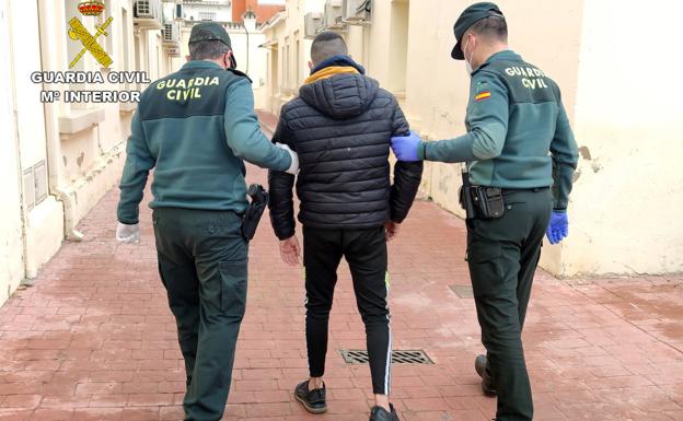 Detenidas tres personas, una de ellas menor, por el robo en un comercio de Campos del Río