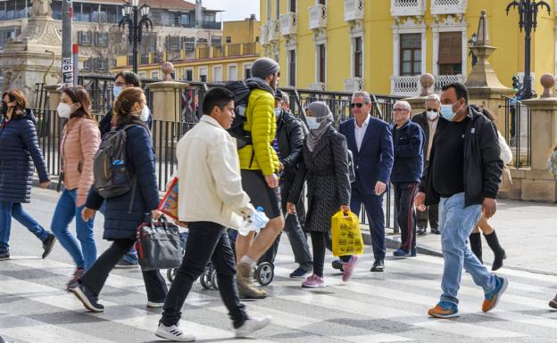 Las mascarillas siguen en las calles de la Región pese a que ya no son obligatorias