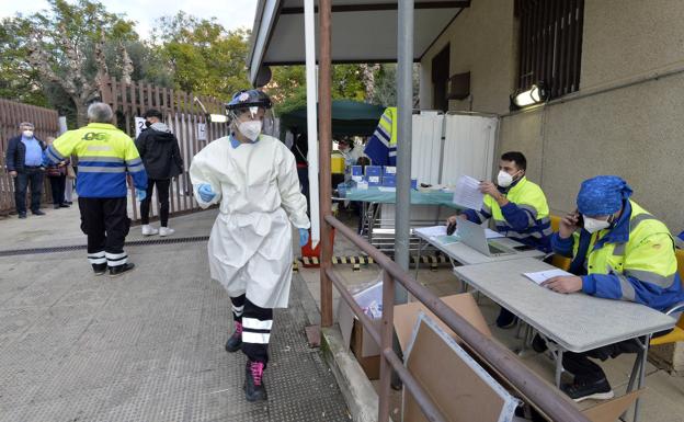 Los casos de Covid y los ingresos siguen bajando en la Región de Murcia, que suma siete muertes