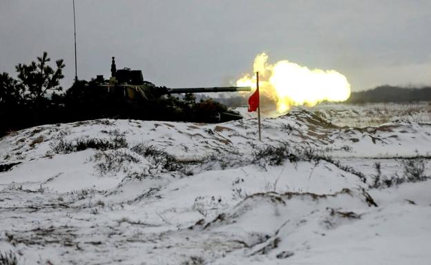 A Russian tank fires during the joint maneuvers carried out by the Kremlin Army in Belarusian territory, near the border with Ukraine. 