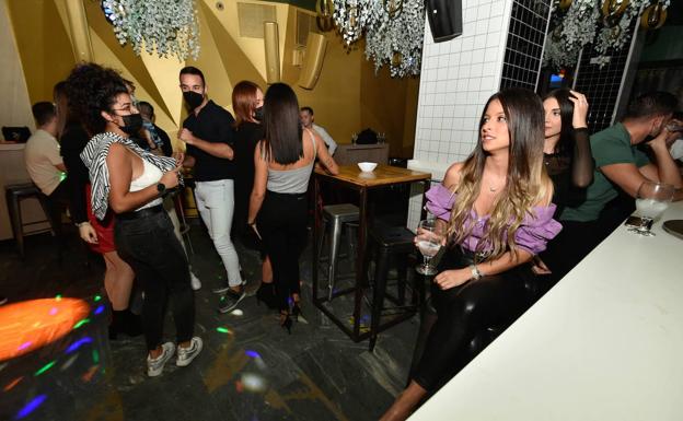 Customers in a pub in Murcia, last October, during the last reopening of the dance floors.