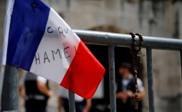 Comienza el juicio por el asesinato de un cura francés degollado por islamistas