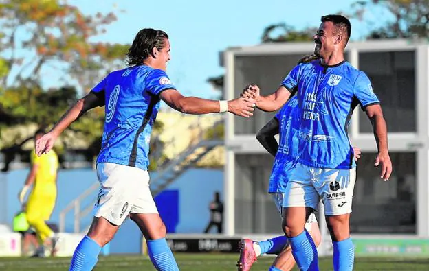 Ubis celebrates with Silvente a goal scored at El Pitín. 