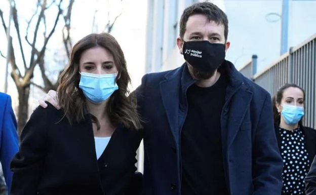 Pablo Iglesias and Irene Montero arriving at the trial.