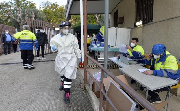 Los casos diarios en la Región de Murcia caen hasta los 800 y los ingresos por Covid siguen bajando