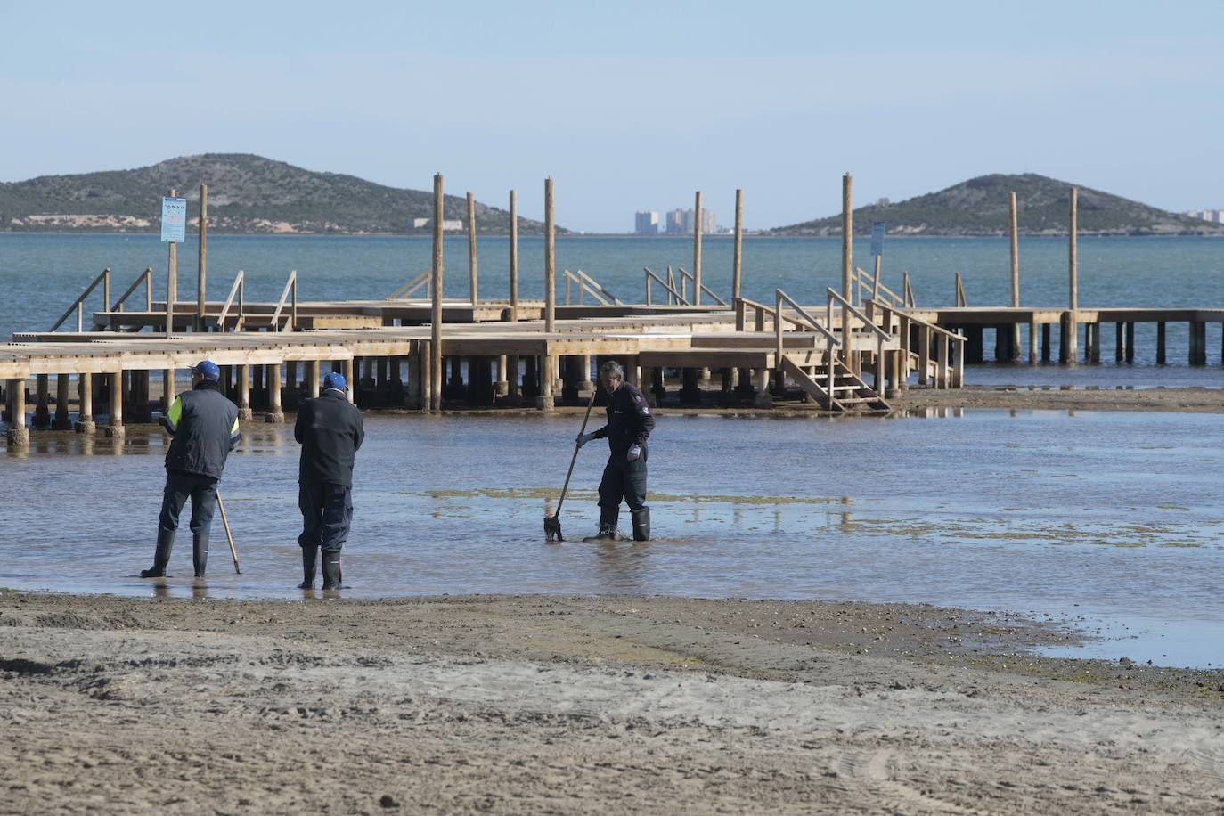 Los Nietos resiste pese al estado del Mar Menor mientras Los Urrutias se hunde más