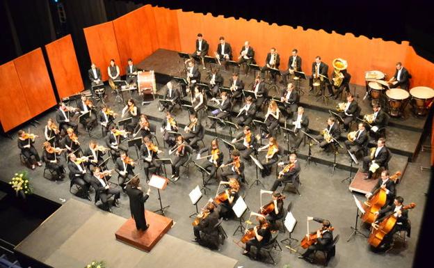 Una orquesta, dos solistas y una pieza de Mozart en común
