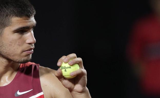 El bonito gesto de Carlos Alcaraz con los recogepelotas por la intensa lluvia en Río