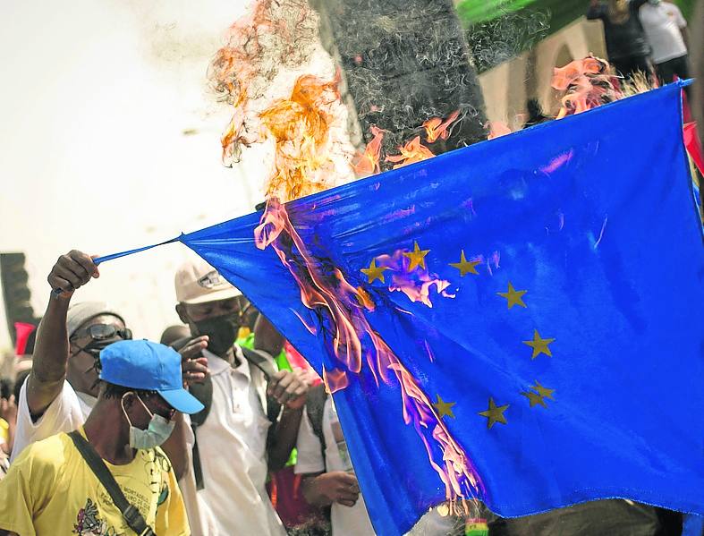 Queman banderas de la UE para celebrar la salida francesa de Malí