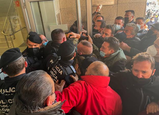 La juez imputa a siete ganaderos por desórdenes públicos en el asalto al Pleno de Lorca