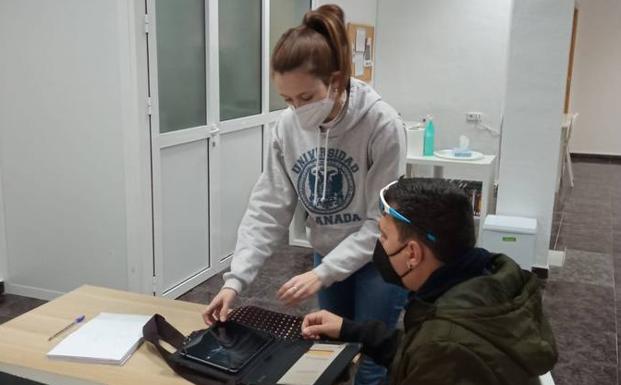 Manos amigas que prestan su ayuda en el día a día