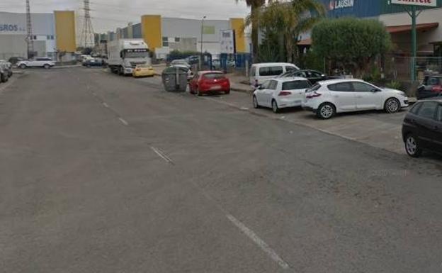 Herido muy grave un trabajador de 30 años al caer desde el tejado de un bar en Alcantarilla