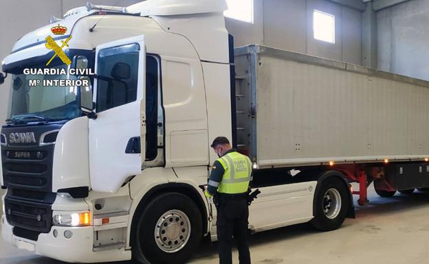 Investigado un camionero por originar un accidente por la caída de 14 balas de paja a la calzada en la A-30 a la altura de Lorquí