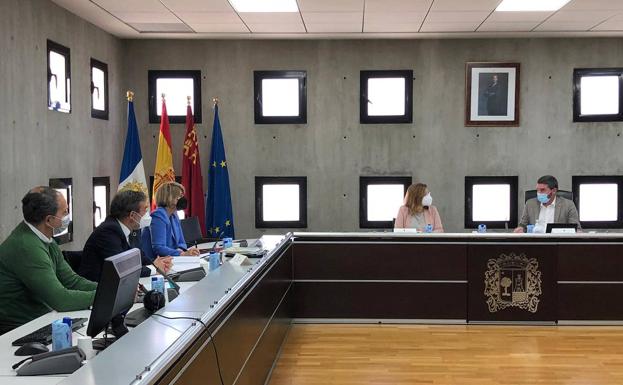 El Gobierno regional centra los trabajos para proteger el Mar Menor en reducir la entrada de nutrientes