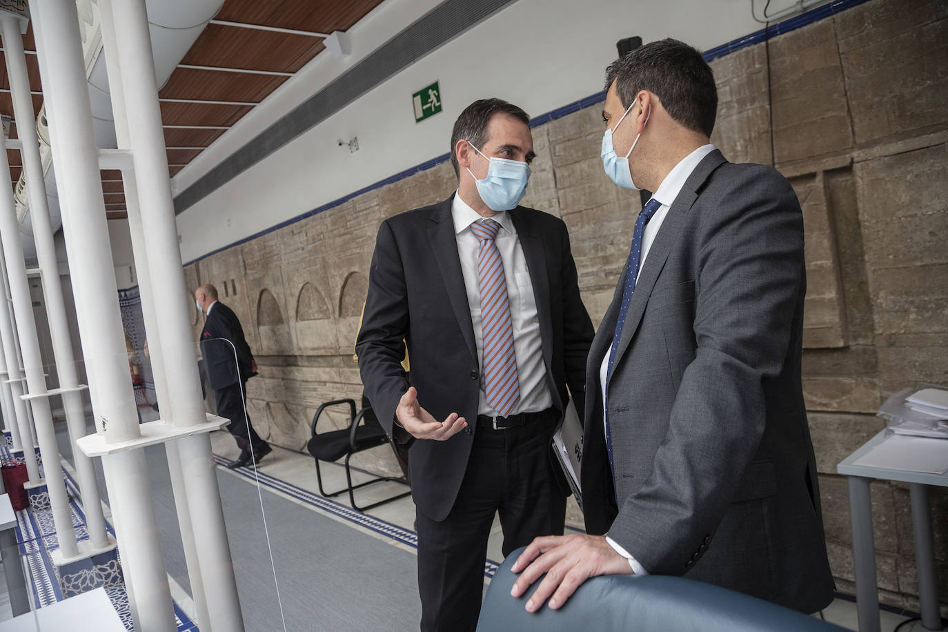 Pleno de la Asamblea Regional: Comunidad y bancos estudiarán medidas para mejorar eltrato a los mayores