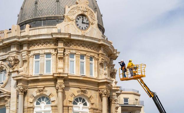 Revisan las cúpulas y cubiertas del Ayuntamiento de Cartagena