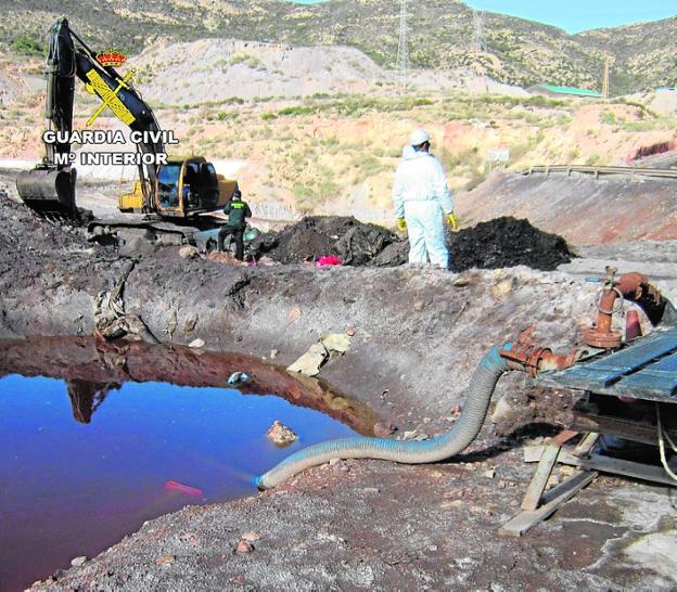 Cinco acusados de enterrar bidones con residuos tóxicos en Escombreras solo pagarán 2.520 euros