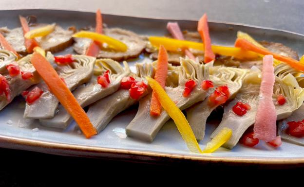 Ensalada de berenjenas y alcachofas asadas