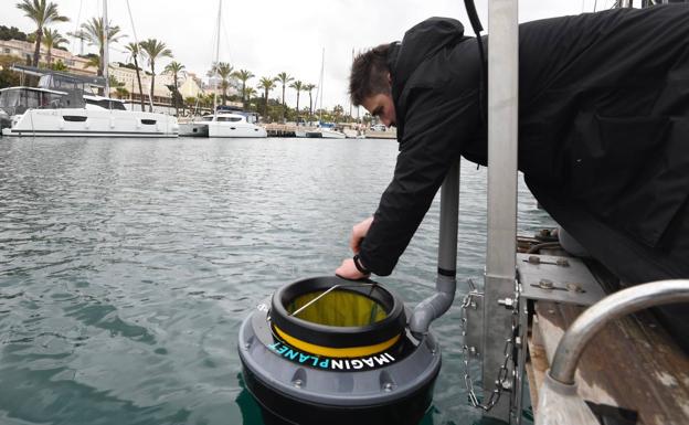 Instalan en el puerto de Cartagena un dispositivo para recoger residuos del mar