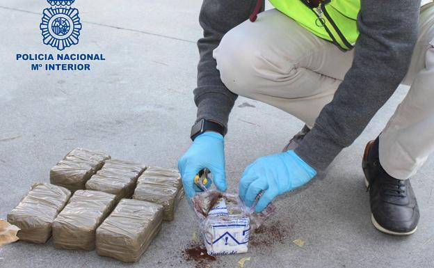 Interceptan entre Librilla y Espinardo más de 22 kilos de hachís que viajaban escondidos en una caleta desde Francia