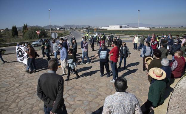 Vecinos de la zona oeste de Cartagena vuelven a protestar para exigir el arreglo de varios viales
