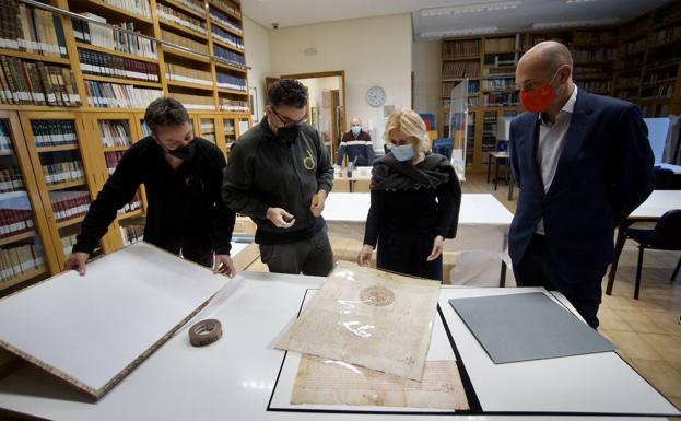 Salen hacia Toledo los cuatro documentos del siglo XIII de Murcia que participan en la exposición nacional sobre Alfonso X