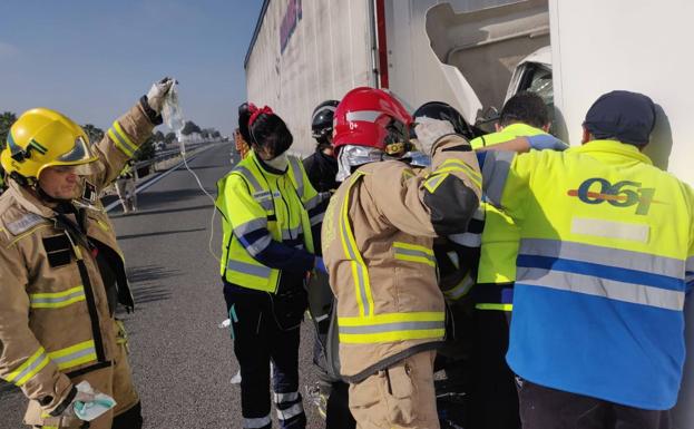 Bomberos y efectivos de emergencias en el lugar del accidente./CEIS