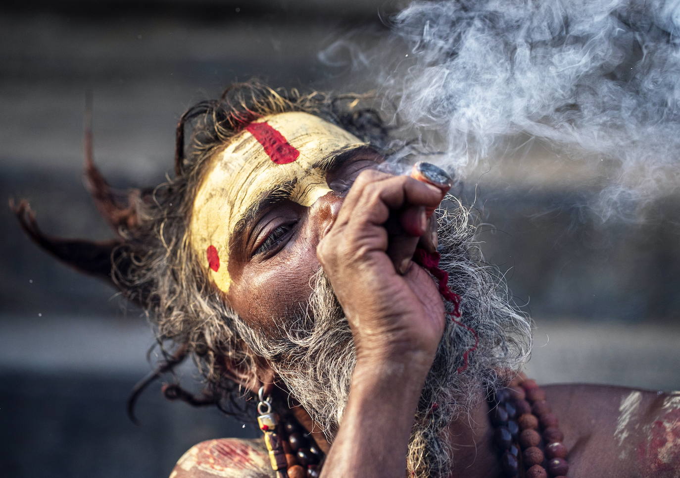 Los devotos hindúes echan humo