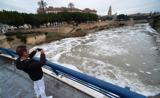 A blanket of foam covers the surface of the Segura River as it passes through Murcia, this Friday.
