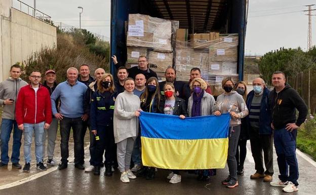 Municipal authorities, neighbors and Ukrainian residents of Cartagena, next to the truck with humanitarian aid, this Saturday.
