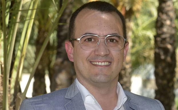 Franco destituye al director de Mayores para tratar de zanjar el conflicto con las residencias