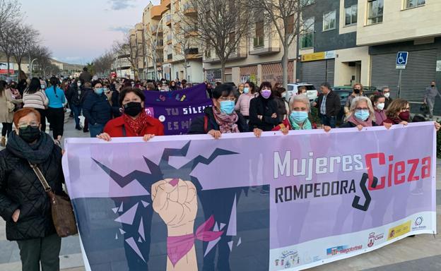 Unas 1.500 personas secundan en Cieza la marcha del 8M