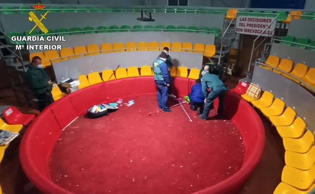 Desmantelado un tentadero ilegal de peleas de gallos en Murcia con 80 personas reunidas