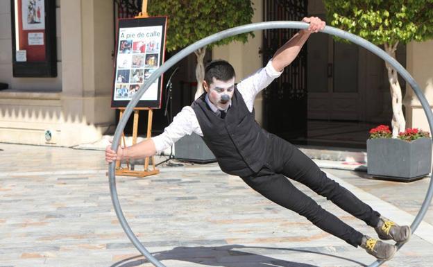 Un nuevo ciclo saca el teatro y el circo de las salas y programa once actividades en plazas y jardines de Murcia