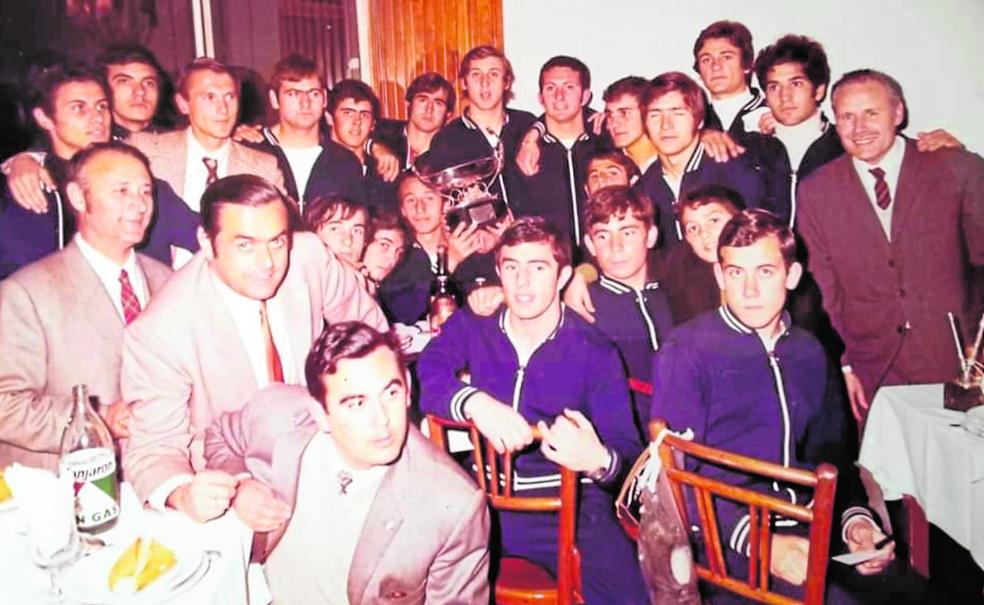 Champions.  Players, coaches and directors of the youth regional team celebrate the title of champions of Spain achieved half a century ago. 