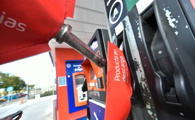 Colas de vehículos en las gasolineras 'low cost' de Murcia ante la subida de precios