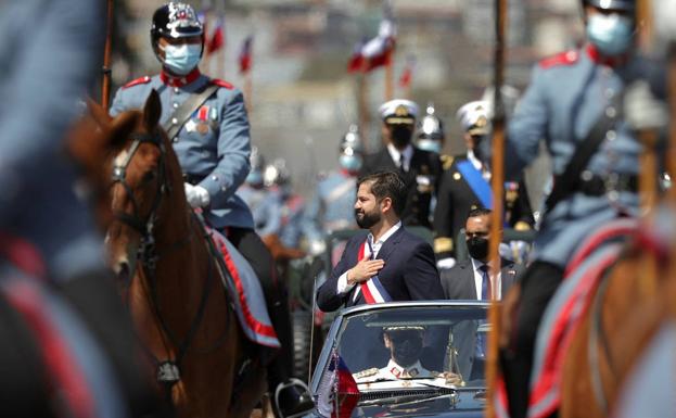 Boric, in the procession that led him to Congress as president of Chile.