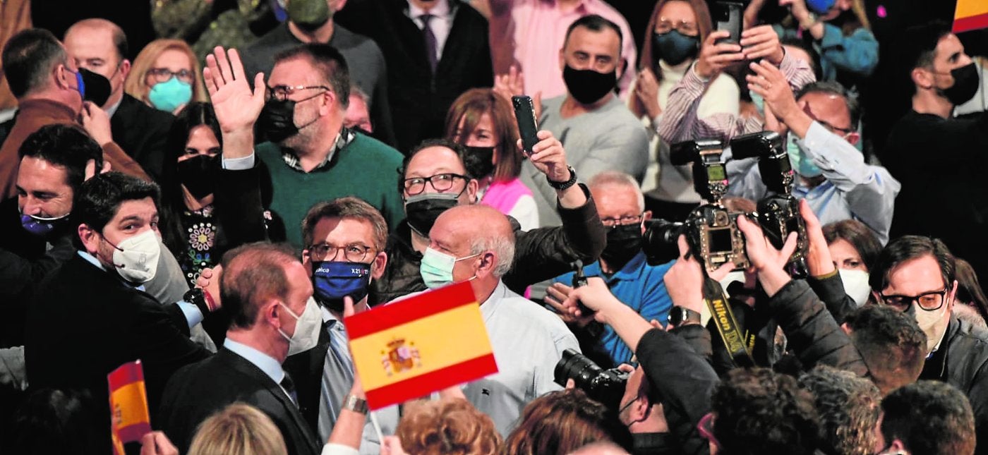 Feijóo llama a «retomar la centralidad» y reprueba «la política de 'reality show'»