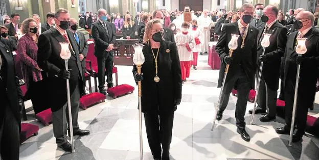 The older sister of the Brotherhood, upon arrival at the main altar, followed by the rest of the older brothers and the priests of the ceremony. 