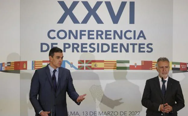 The President of the Government, Pedro Sánchez, and the President of the Canary Islands, Ángel Víctor Torres 