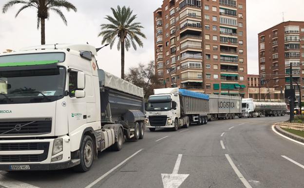 Los transportistas autónomos inician la huelga con cortes de carretera y caravanas de protesta