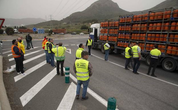 La huelga de camioneros provoca ya desabastecimiento de combustible y problemas logísticos en industrias de la Región
