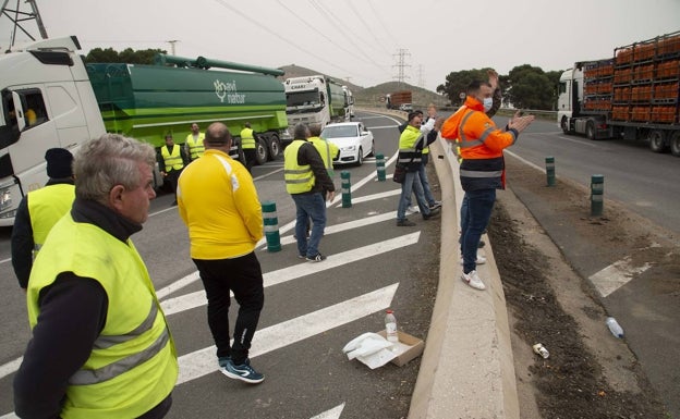 Los piquetes bloquean la entrada de camiones al Valle de Escombreras