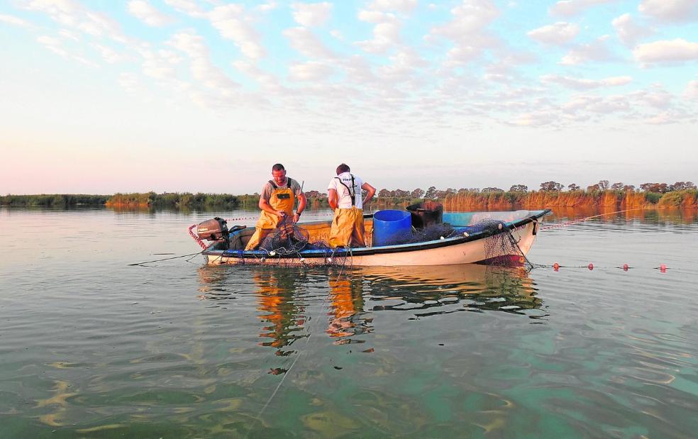 Regantes, pescadores, y ecologistas, aliados en El Hondo