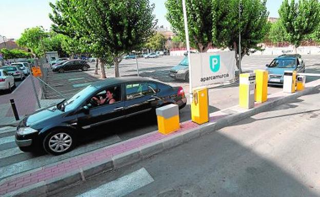 Murcia establece la gratuidad de cerca de 800 plazas en aparcamientos disuasorios para minimizar la contaminación